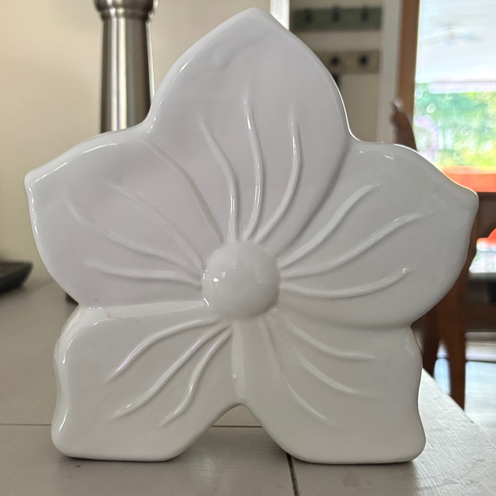 White Ceramic Flower Decor - Picture 4 of 6